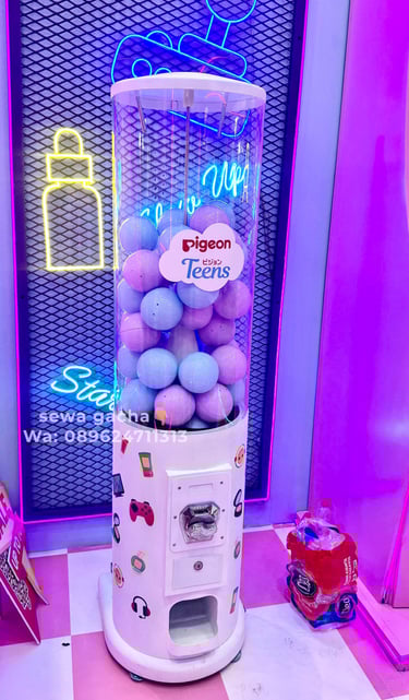 sewa mesin gacha small putih gachapon di acara jakarta x beauty
