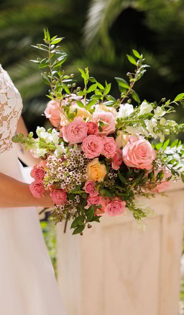 bouquet de fleurs fraiches rose et orange champêtre