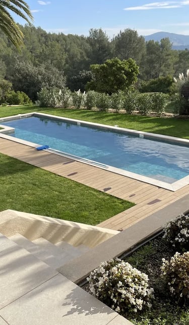 Aménagement extérieur, terrasse et piscine réalisés par EGPR 83 à Cuers