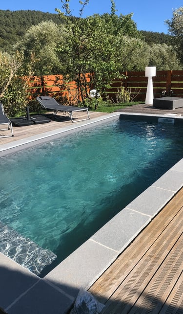 Piscine sur mesure avec plage en bois réalisée par EGPR