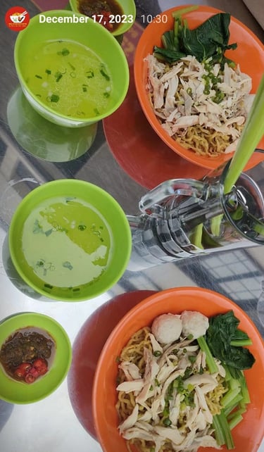 Keseruan makan di Mie Ayam Kesawan rukan osaka pik 2