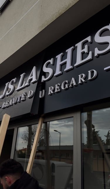 Pose enseigne lumineuse sur mesure Saint-Priest - JS LASHES - AVOSPUB