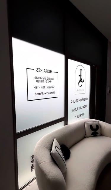Écriture noire sur vitrage avec film blanc translucide - JS LASHES - AVOSPUB