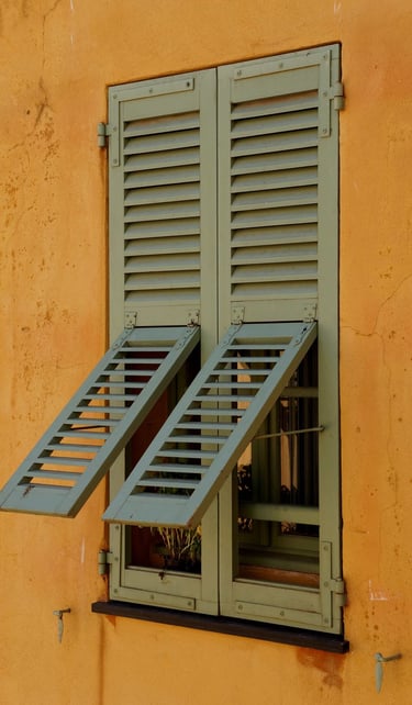 Volet persienne d'inspiration sud de la france avec ventilation pouvant s'adapter à l'architecture