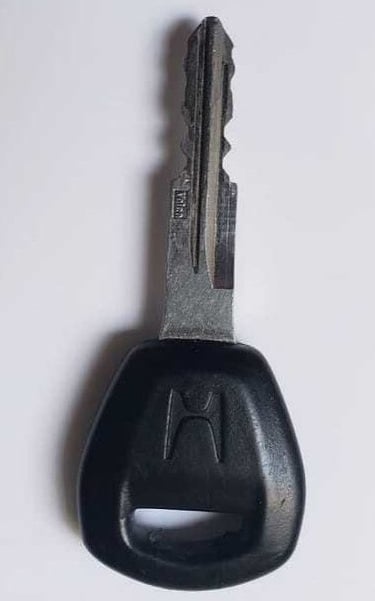 Cheie auto manuală, fără telecomandă, folosită la vehicule cu sistem clasic