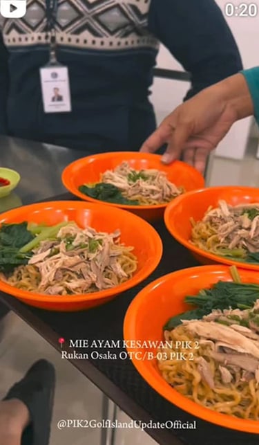 Keseruan makan di Mie Ayam Kesawan rukan osaka pik 2