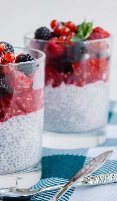 Des vérines de graines de chia avec des fruits rouges