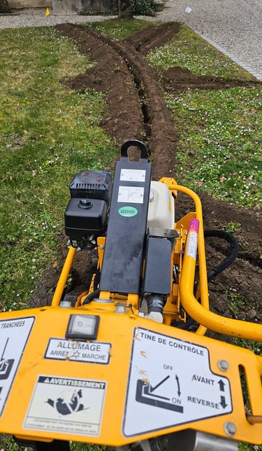 Trancheuse pour installer les tuyaux d'arrosage et un impact discret, chantier privé à Genève