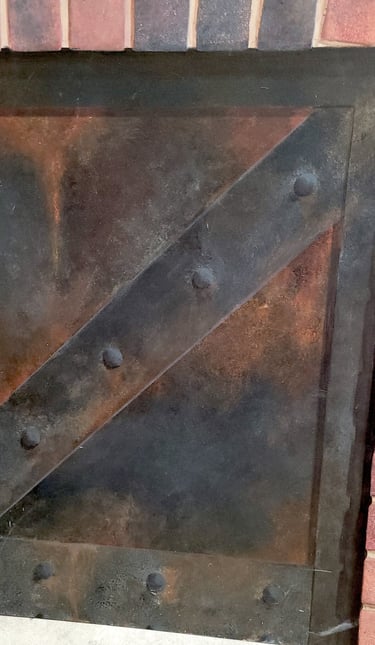 Une porte en métal rouillé peint en trompe-l'oeil