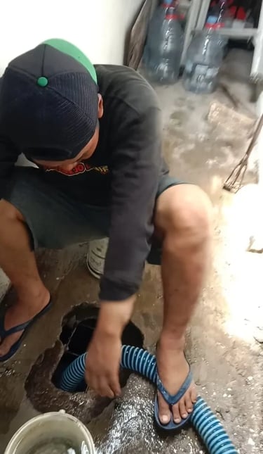 foto-pekerja-sedot-wc