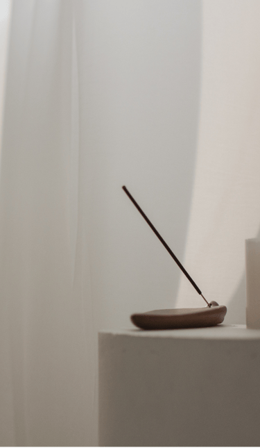 Un baton d'encens purifie l'espace de la maison