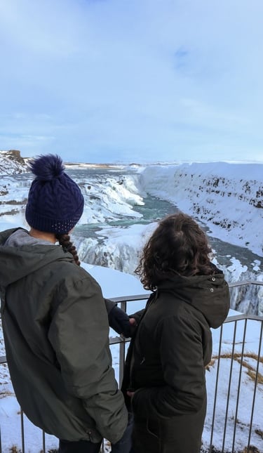 gullfoss-sisters
