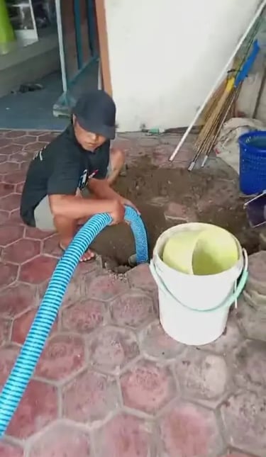 Foto-Pekerja-sedot-WC