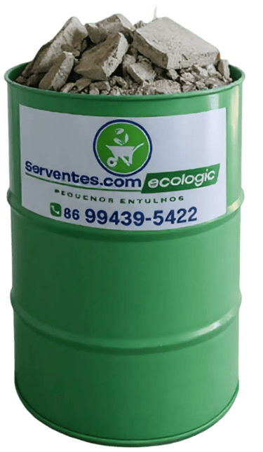 Tambor ecológico verde da Serventes Coleta de Entulho cheio de resíduos e tijolos, ideal para coleta de pequenos entulhos em