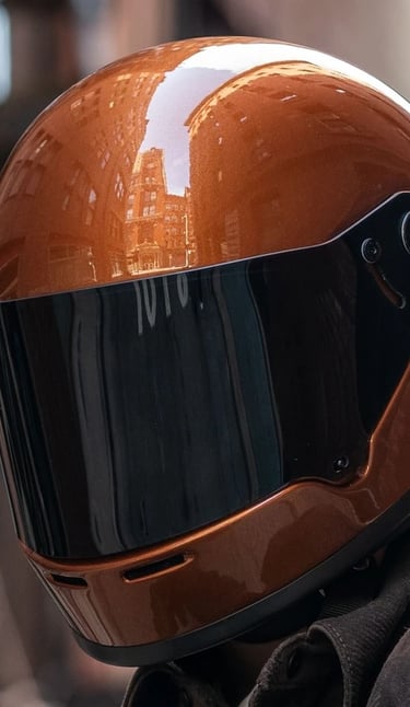 Kask cafe racer marki DMD w kolorze pomarańczowym z ciemną szybą