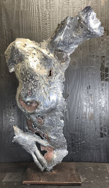 sculpture metal femme nue souffrance sein poitrine design moderne