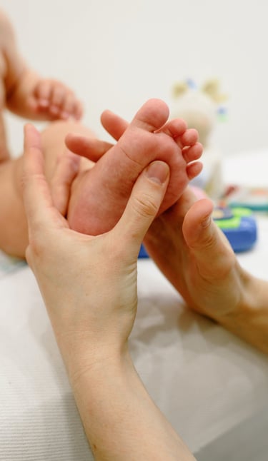 Réflexologie plantaire sur nourrison. Aide pour les émotions, la détente et l'anti stress.