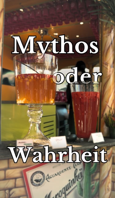 Titelbild "Mythos oder Wahrheit" im Hintergrund Große Bowle Gläser