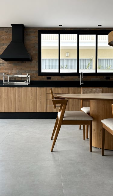 Projeto de iluminação para cozinha integrada com iluminação natural e luminárias decorativas