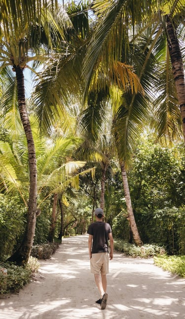 Fotograf Daniel vom Fotografenpaar Coburg im Palmenhain der Malediven.