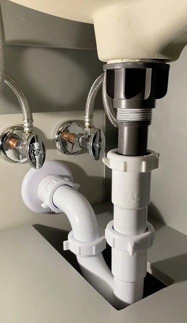 elektrik tesisatı kanalları açılmış iç mekân duvar görünümü