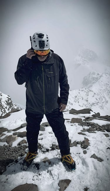 Serge Lévesque, fondateur d'Ascentierra, alpiniste québecois sur le sommet d'une montagne enneigée