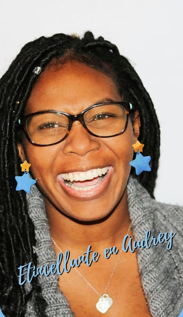 femme qui porte une paire de boucles d'oreille en cuir Modèle Audrey deux étoiles