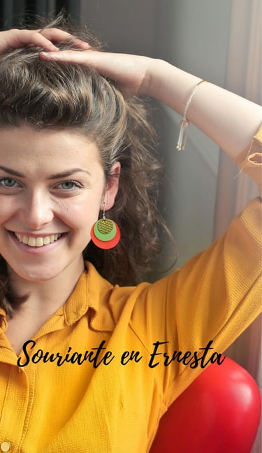 femme qui porte une paire de boucles d'oreille en cuir trois rond modèle Ernesta