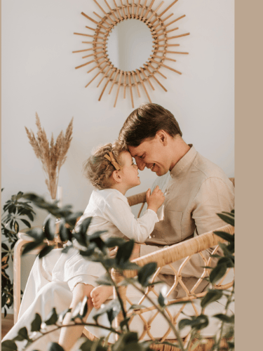 criança no colo do pai