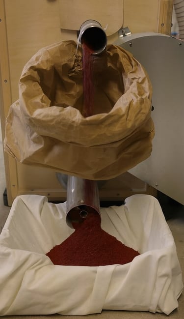 Barn paint production from iron oxyde and mixing with oleoresins