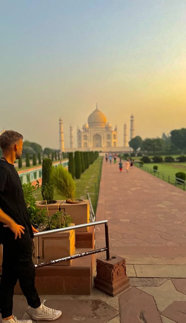 Sébastien, Travel Planner expert en Thaïlande, devant le Taj Mahal