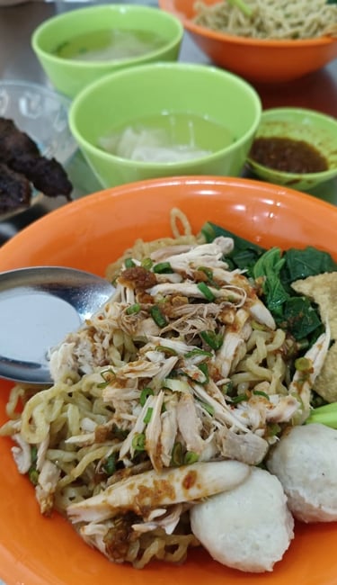 Keseruan makan di Mie Ayam Kesawan rukan osaka pik 2
