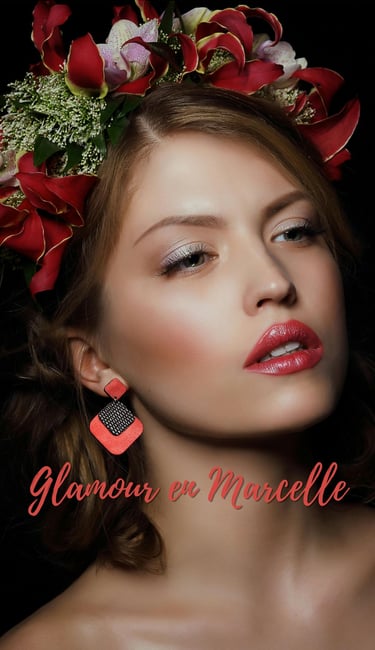 femme aui porte une paire de boucle d'oreilles en cuir modèle Marcelle 