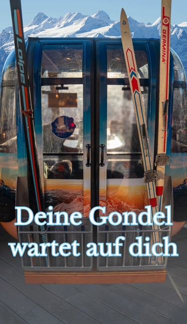 Gondel mit alten Skiern und den schneebedeckten Gipfeln der Schweizer Alpen im Hintergrund
