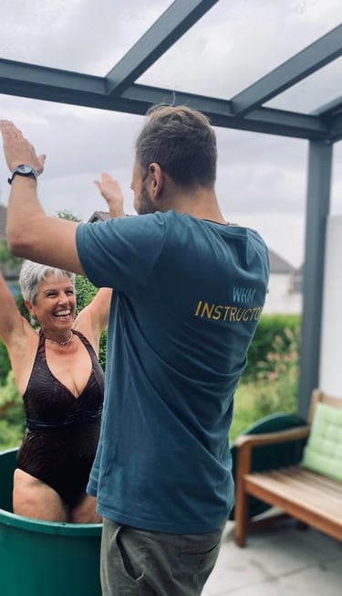 Eine Frau spürt die pure Lebendigkeit nach dem Eisbad und ist voller Freude.