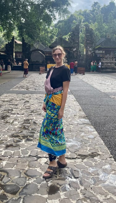 kobieta w sarongu na Bali