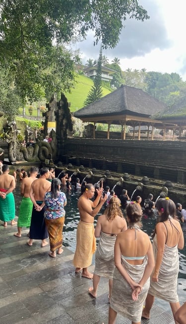ludzie kąpią się w świętym źródle świątynia na Bali