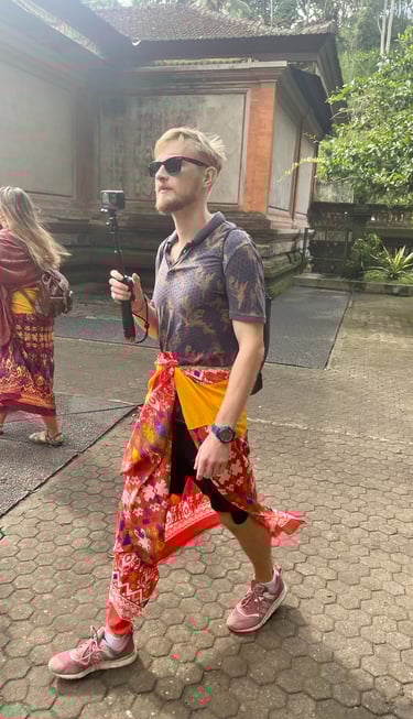 mężczyzna w sarongu na Bali
