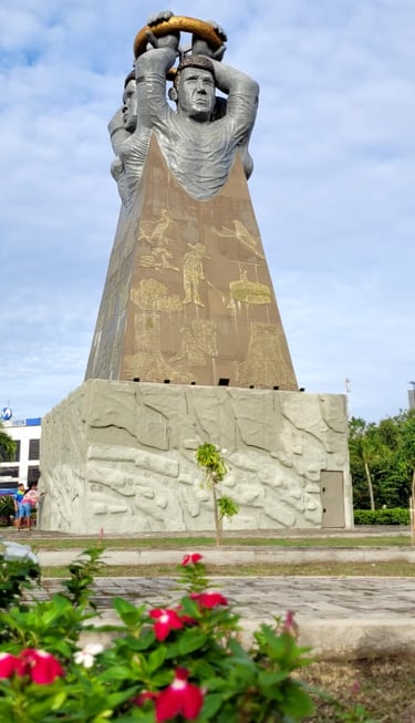 O monumento representa as raízes e os povos indígenas, negros, caboclos e ribeirinhos