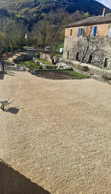 Avant après aménagement extérieur terrassement et nivellement terrain paysagiste Montélimar