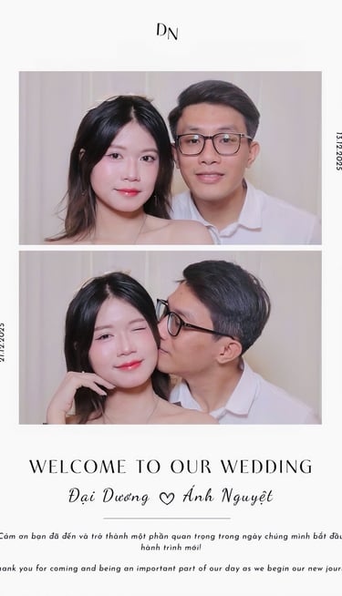 Ảnh khách chụp photobooth với nụ cười rạng rỡ
