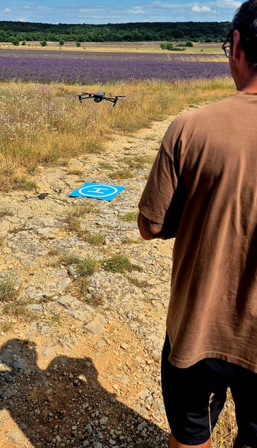 Tournage au dessus des lavandes pour une commande de l'Office de Tourisme à Méjannes Le Clap