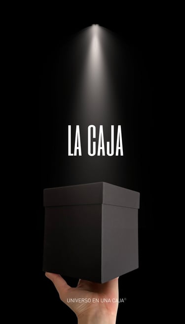 una mano sosteniendo una caja negra iluminada desde arriba. es la caja de universo en una caja