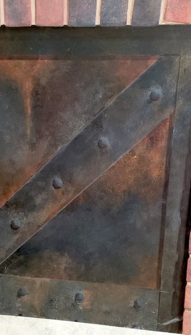 Une porte en métal rouillé peint en trompe-l'oeil