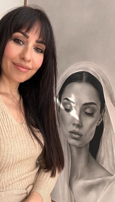 La artista Aria De Zabal junto a su obra Sueños De Paz