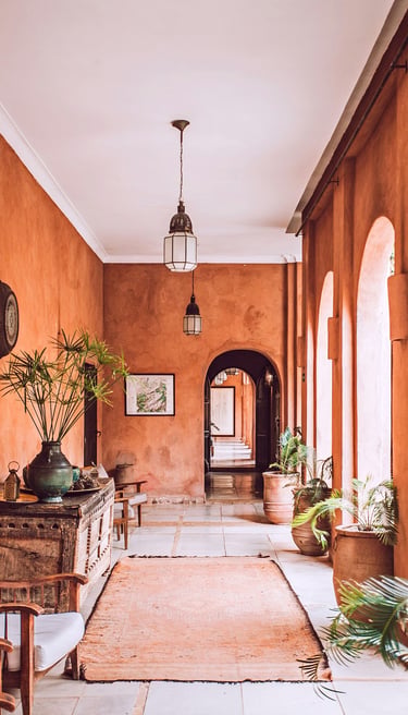 Intérieur d'une maison, harmonie des couleurs, une belle énergie émane de cette photo.