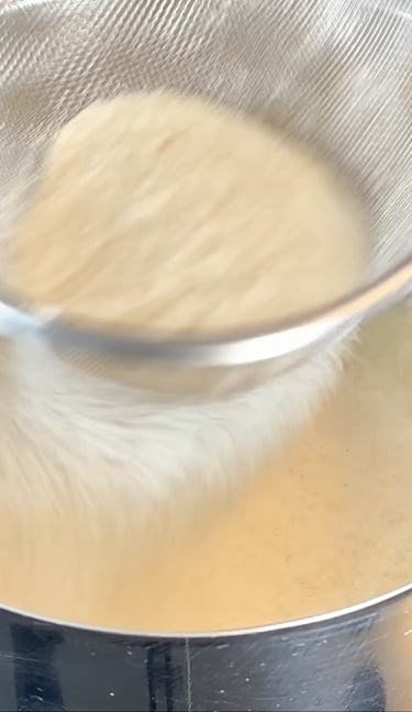 Aggiungi gli ingredienti della crema di riso al cocco
