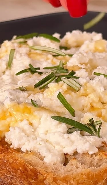 Aggiungi i tocchi finali della bruschetta