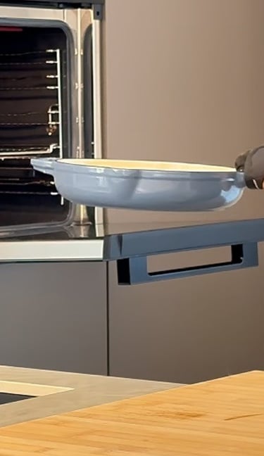 Scalda la padella in forno per circa 5 minuti