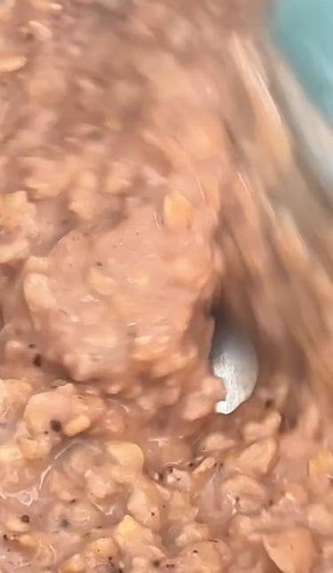 Unisci il cacao amaro in polvere e mescola